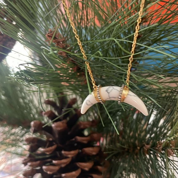 Stella & Dot {retired} Arc Necklace (white + gold) - Picture 7 of 8